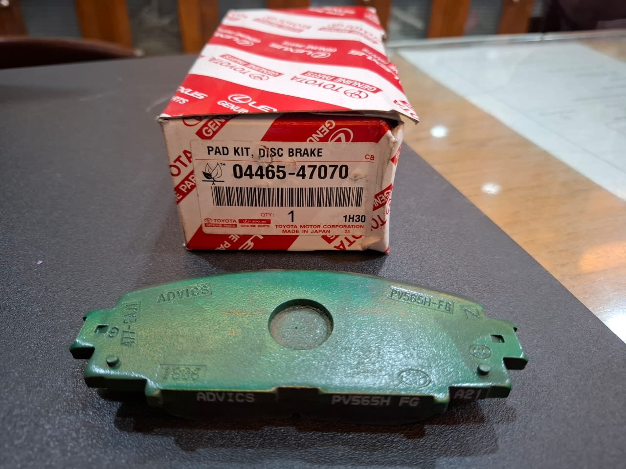 47070 2 Toyota Genuine front brake pads 04465-47070