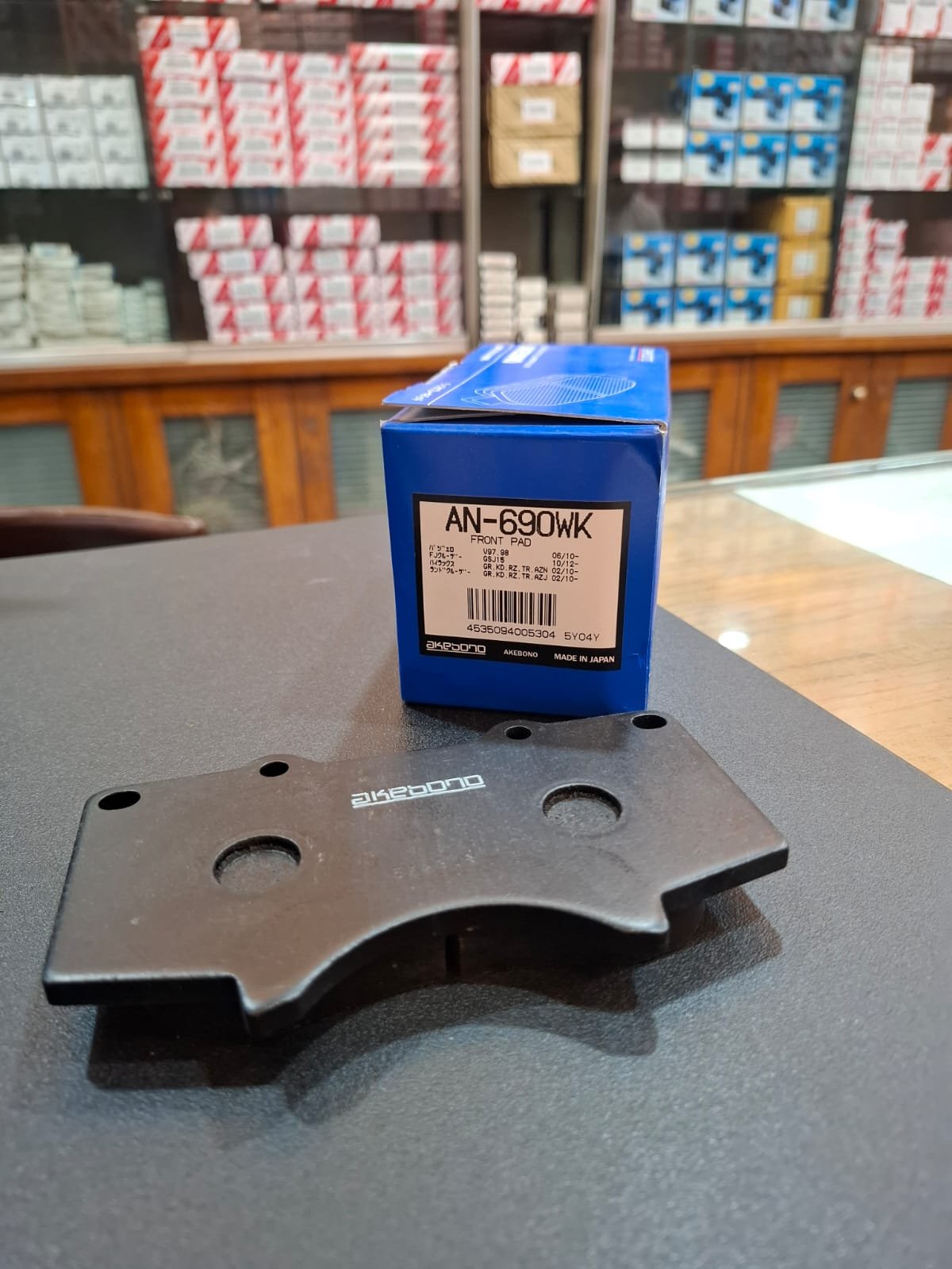 an 690 4 Akebono AN-690WK front brake pads Made in Japan