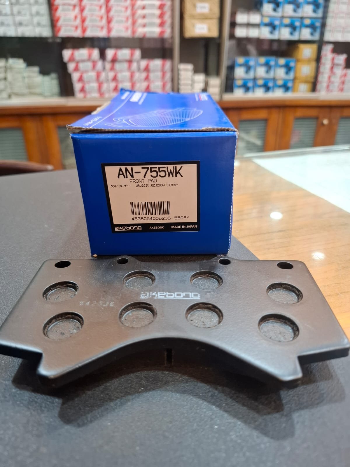 an 755 4 Akebono AN-755WK front brake pads for Toyota Land Cruiser 200 Made in Japan