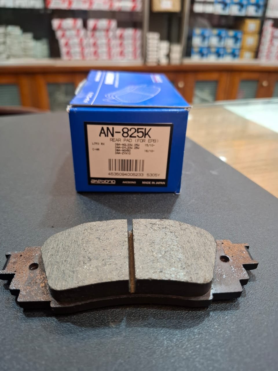 an 825 1 Akebono AN-825K rear EPB brake pads Made in Japan