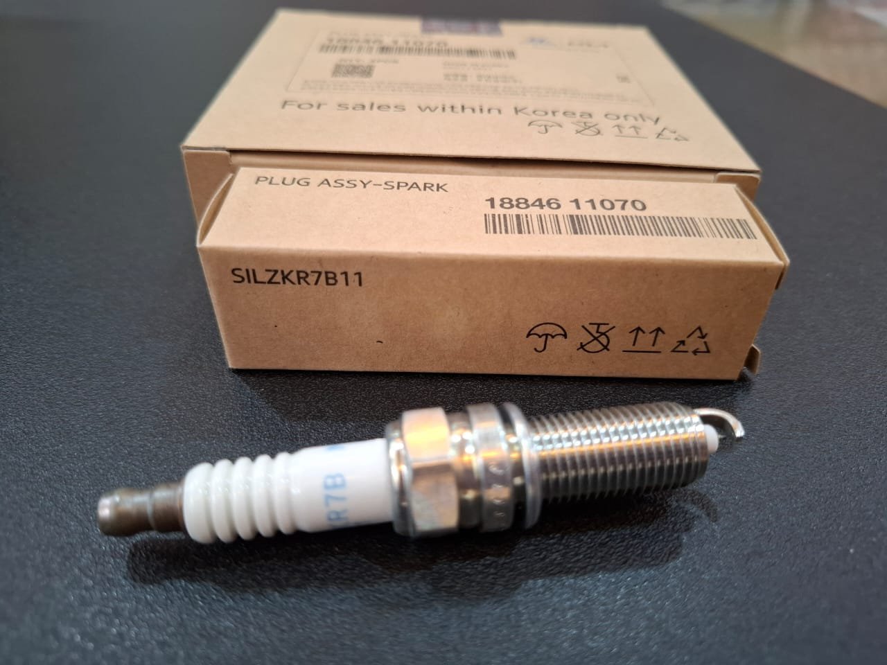18846 11070 gen 1 Hyundai Kia Genuine 18846-11070 SILZKR7B11 spark plug with individual box and four-piece outer carton