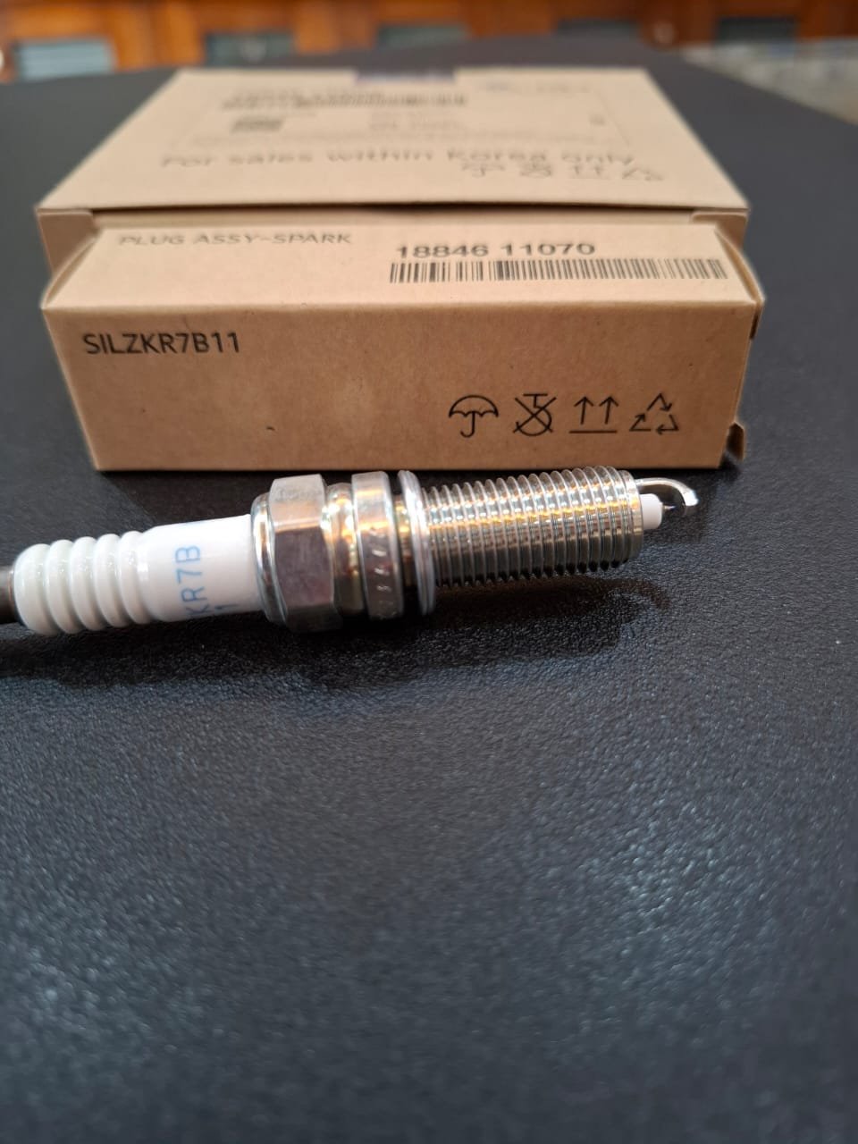 18846 11070 gen 2 Hyundai Kia Genuine 18846-11070 SILZKR7B11 spark plug with individual box and four-piece outer carton