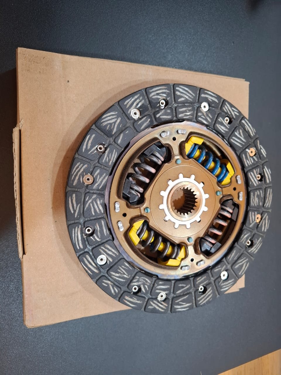 31250 0d320 1 Toyota Genuine 31250-0D320 clutch disc with AISIN and Toyota markings, supplied in Toyota-Astra Motor box