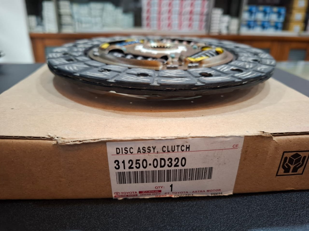 31250 0d320 2 Toyota Genuine 31250-0D320 clutch disc with AISIN and Toyota markings, supplied in Toyota-Astra Motor box