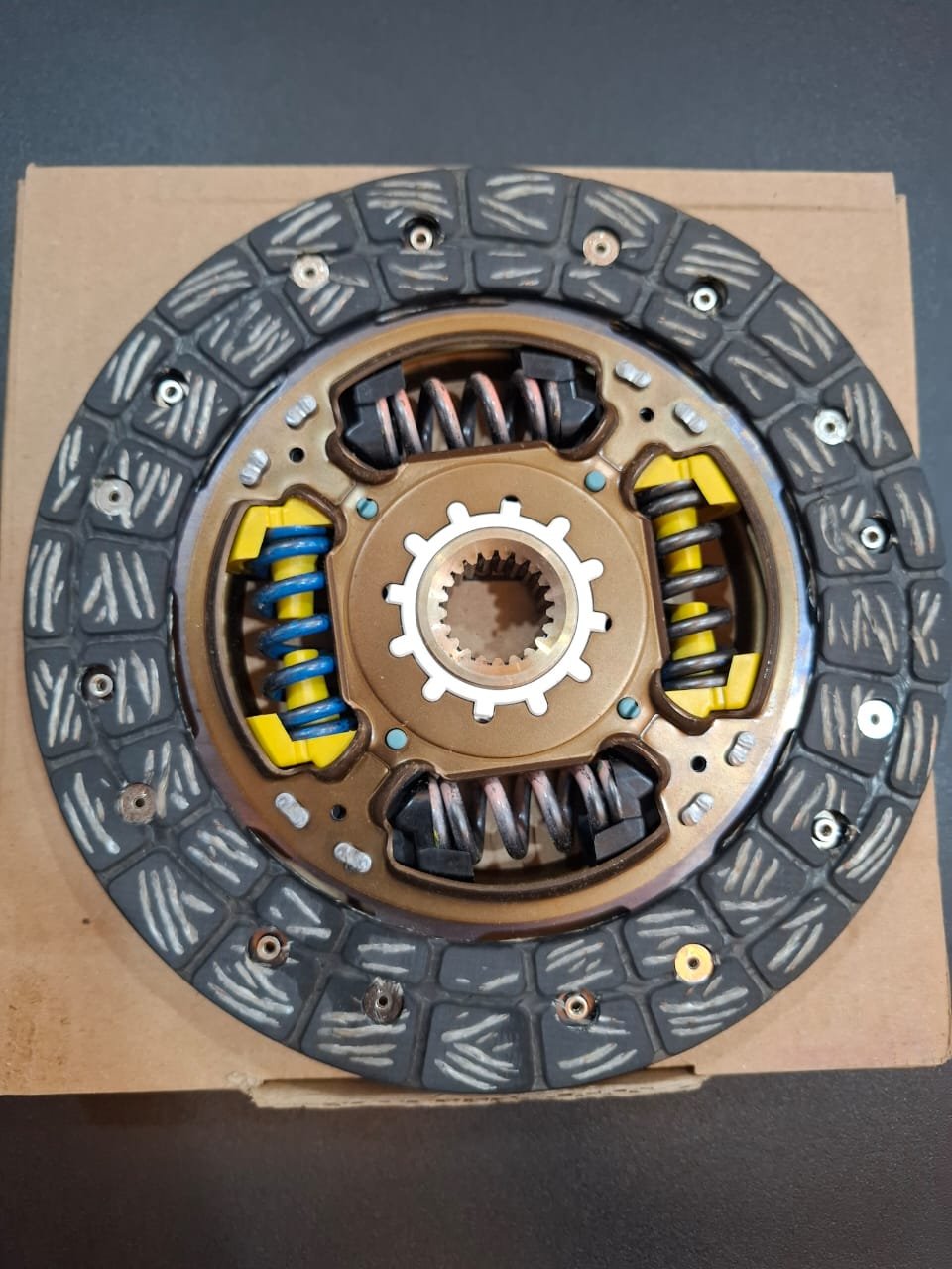 31250 0d320 3 Toyota Genuine 31250-0D320 clutch disc with AISIN and Toyota markings, supplied in Toyota-Astra Motor box