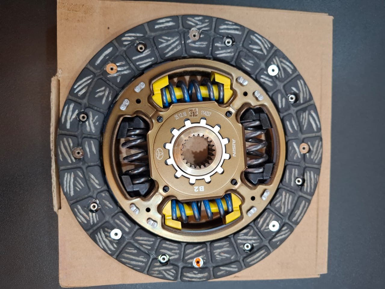 31250 0d320 4 Toyota Genuine 31250-0D320 clutch disc with AISIN and Toyota markings, supplied in Toyota-Astra Motor box